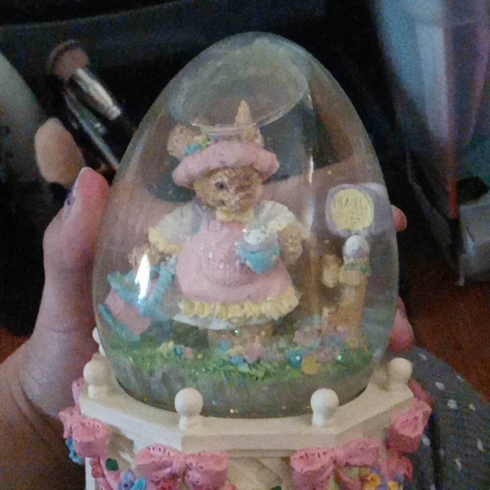 Easter spring season snow globe - Picture 2 of 5